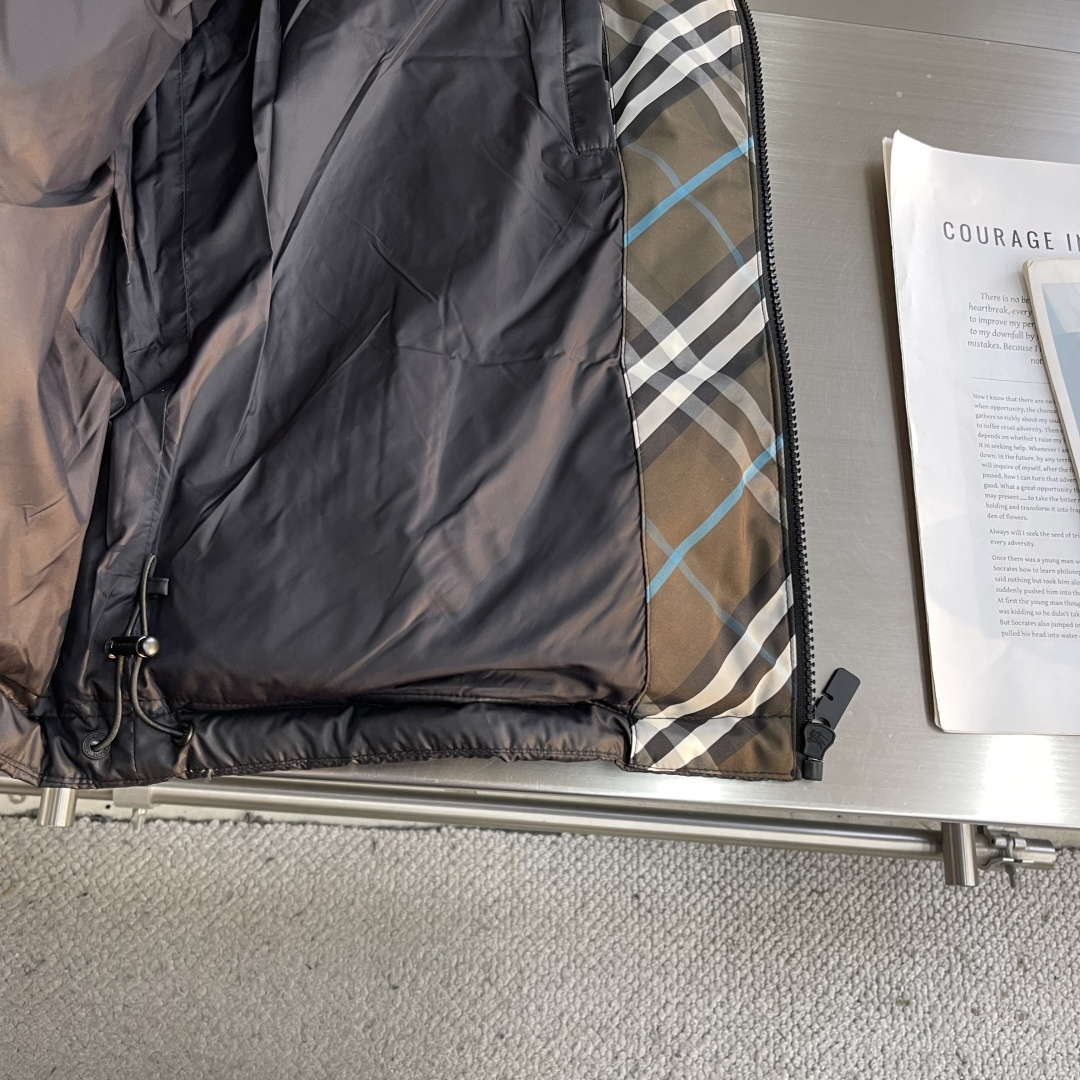 -BBR 撞色胶条字母Logo徽标针织羽绒服.内里拼接经典格纹内衬,上身效果真的绝.特级鹅绒填充.填充超