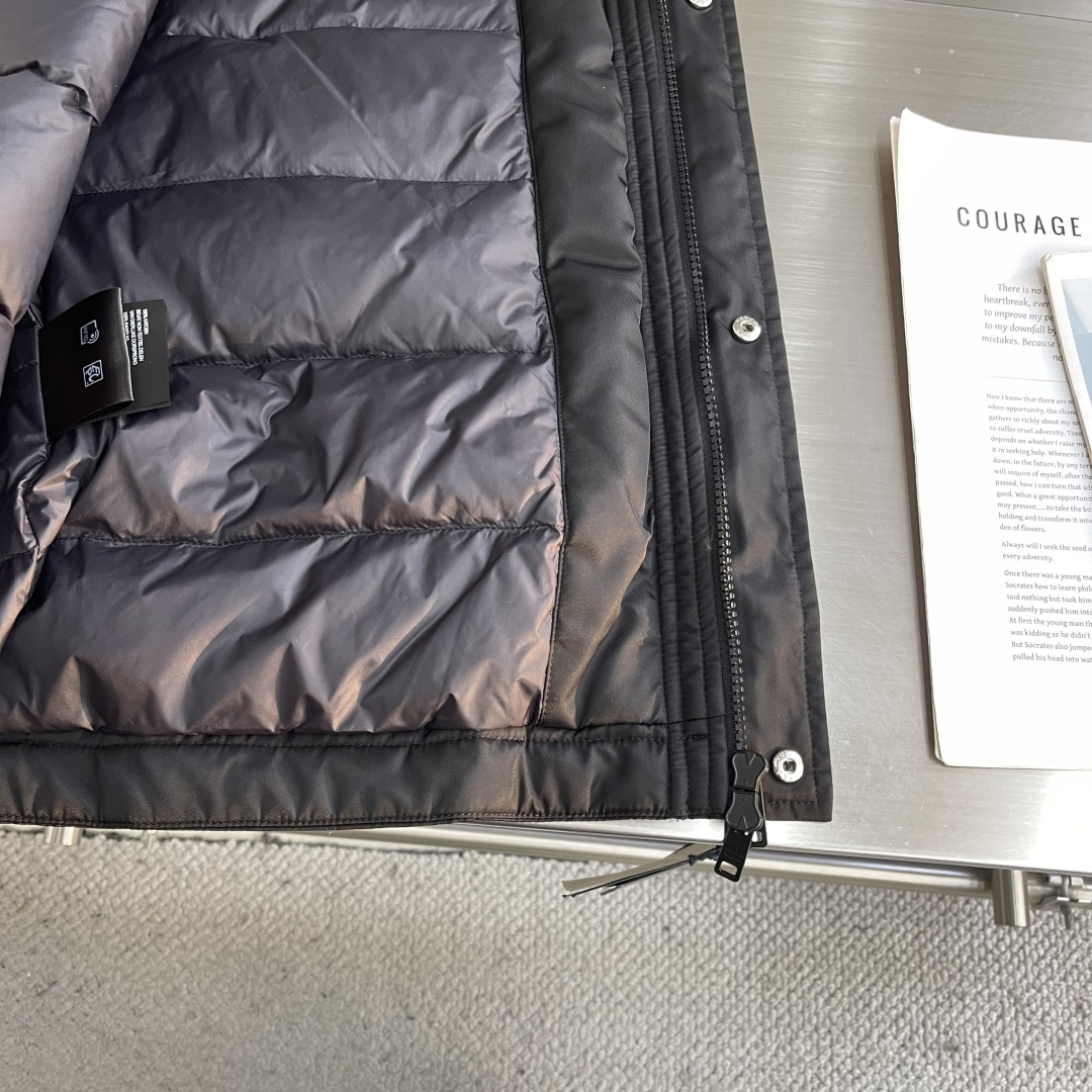 -PRAD 25秋冬时尚连帽夹克羽绒内冲90白鸭绒，轻薄有型，上身不臃肿，颇具意大利典型风格的时装，贸易