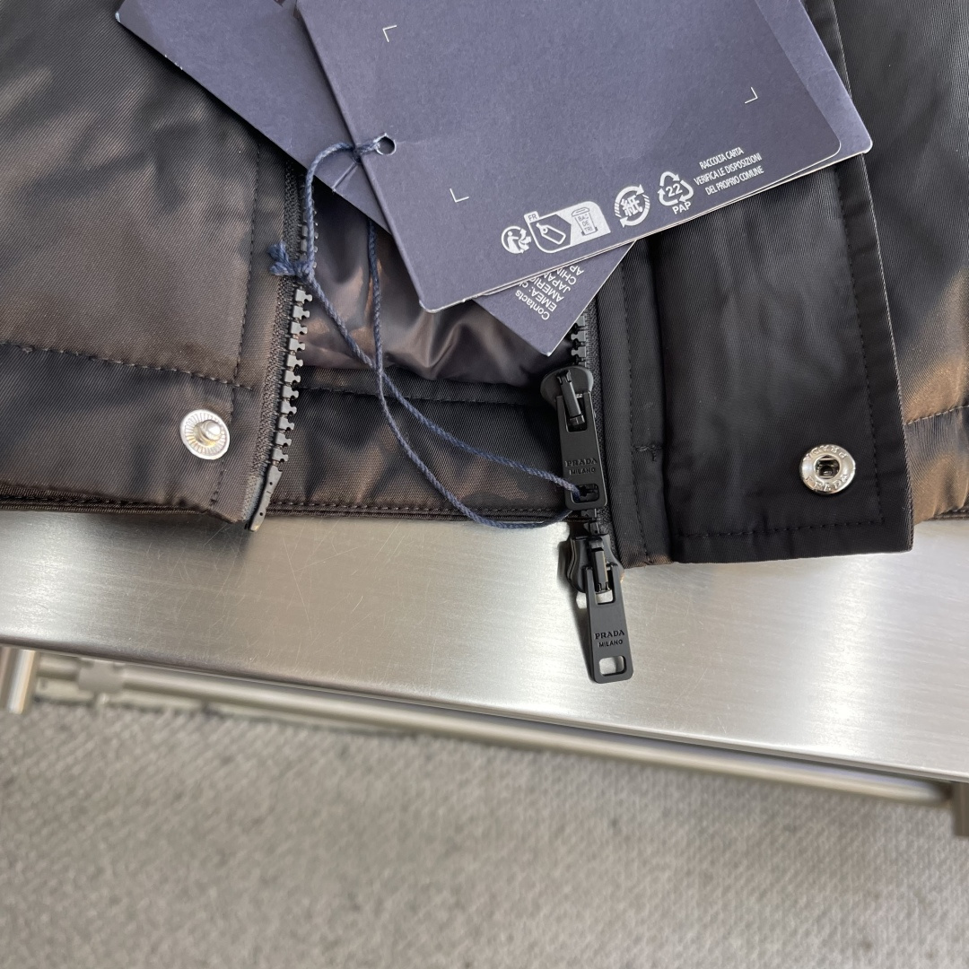 -PRAD 25秋冬时尚连帽夹克羽绒内冲90白鸭绒，轻薄有型，上身不臃肿，颇具意大利典型风格的时装，贸易