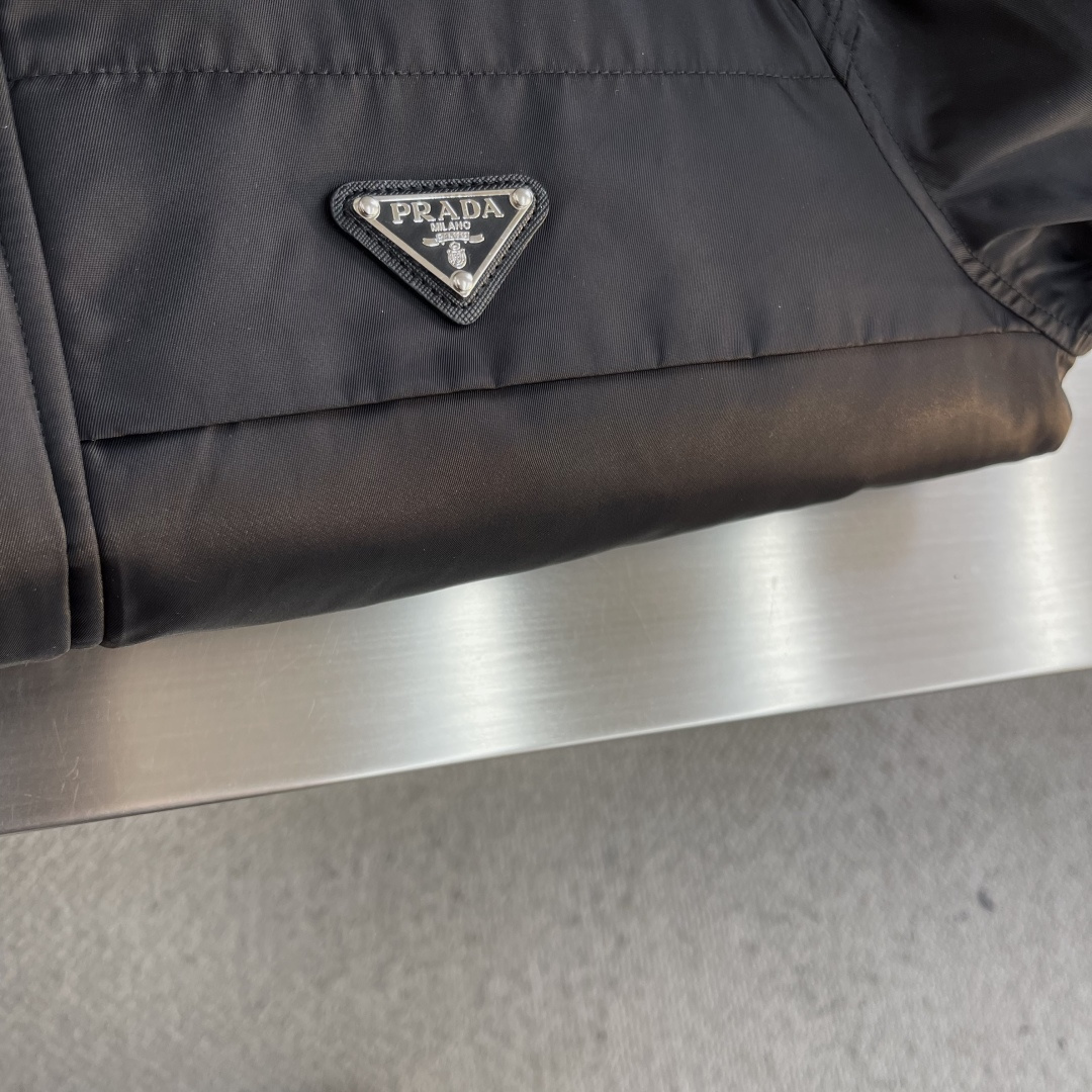 -PRAD 25秋冬时尚连帽夹克羽绒内冲90白鸭绒，轻薄有型，上身不臃肿，颇具意大利典型风格的时装，贸易