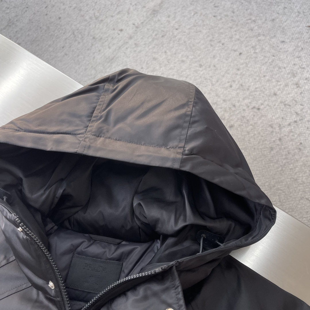 -PRAD 25秋冬时尚连帽夹克羽绒内冲90白鸭绒，轻薄有型，上身不臃肿，颇具意大利典型风格的时装，贸易