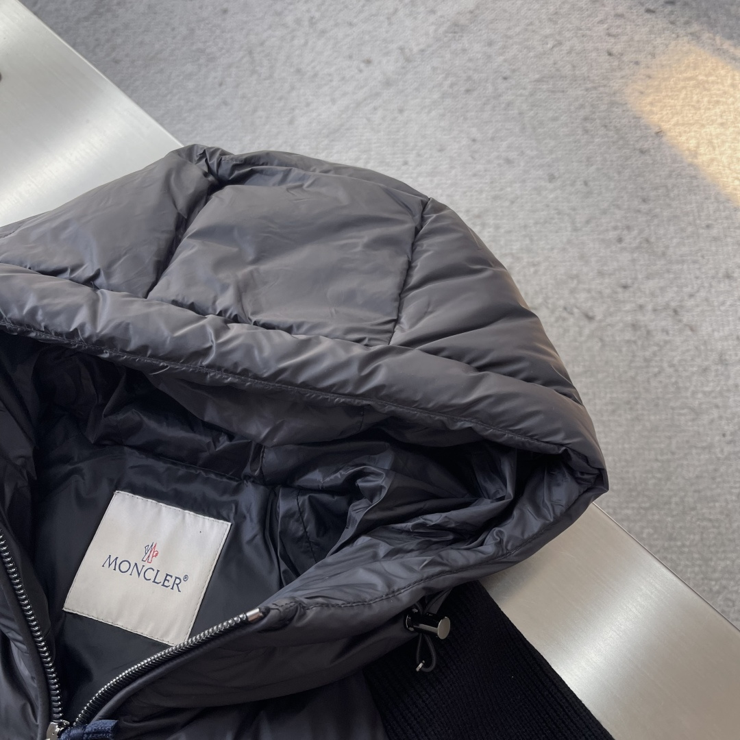 -mon 背后、手臂针织拼接连帽羽绒服，简约而颇具时尚的设计， 袖臂压花徽章Logo标，前后双料拼接，后