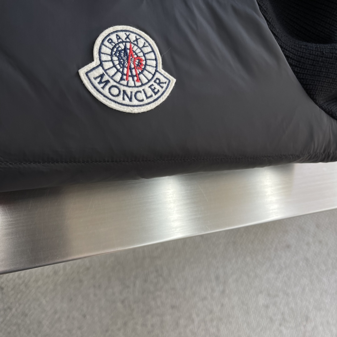 -mon 背后、手臂针织拼接连帽羽绒服，简约而颇具时尚的设计， 袖臂压花徽章Logo标，前后双料拼接，后