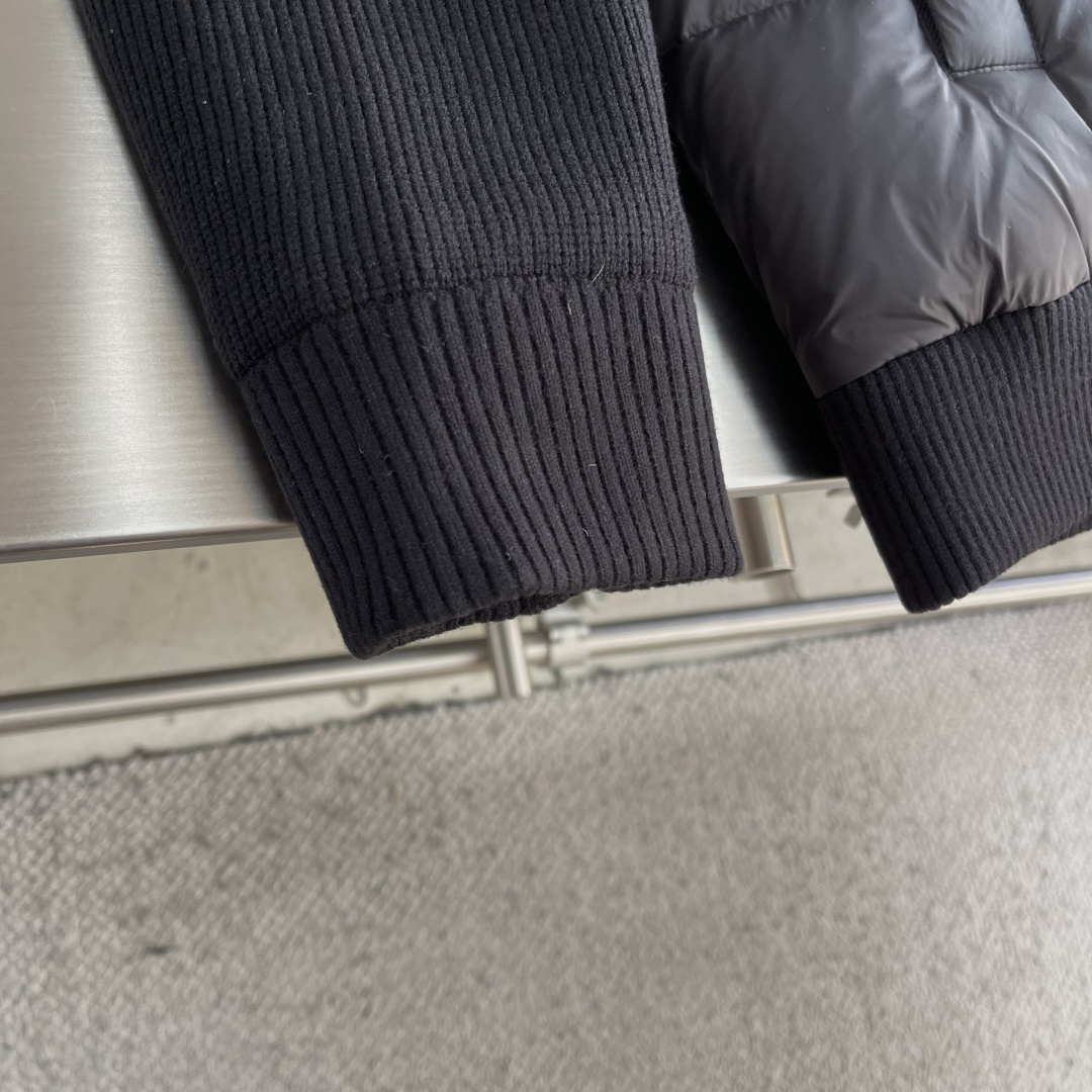 -mon 背后、手臂针织拼接连帽羽绒服，简约而颇具时尚的设计， 袖臂压花徽章Logo标，前后双料拼接，后