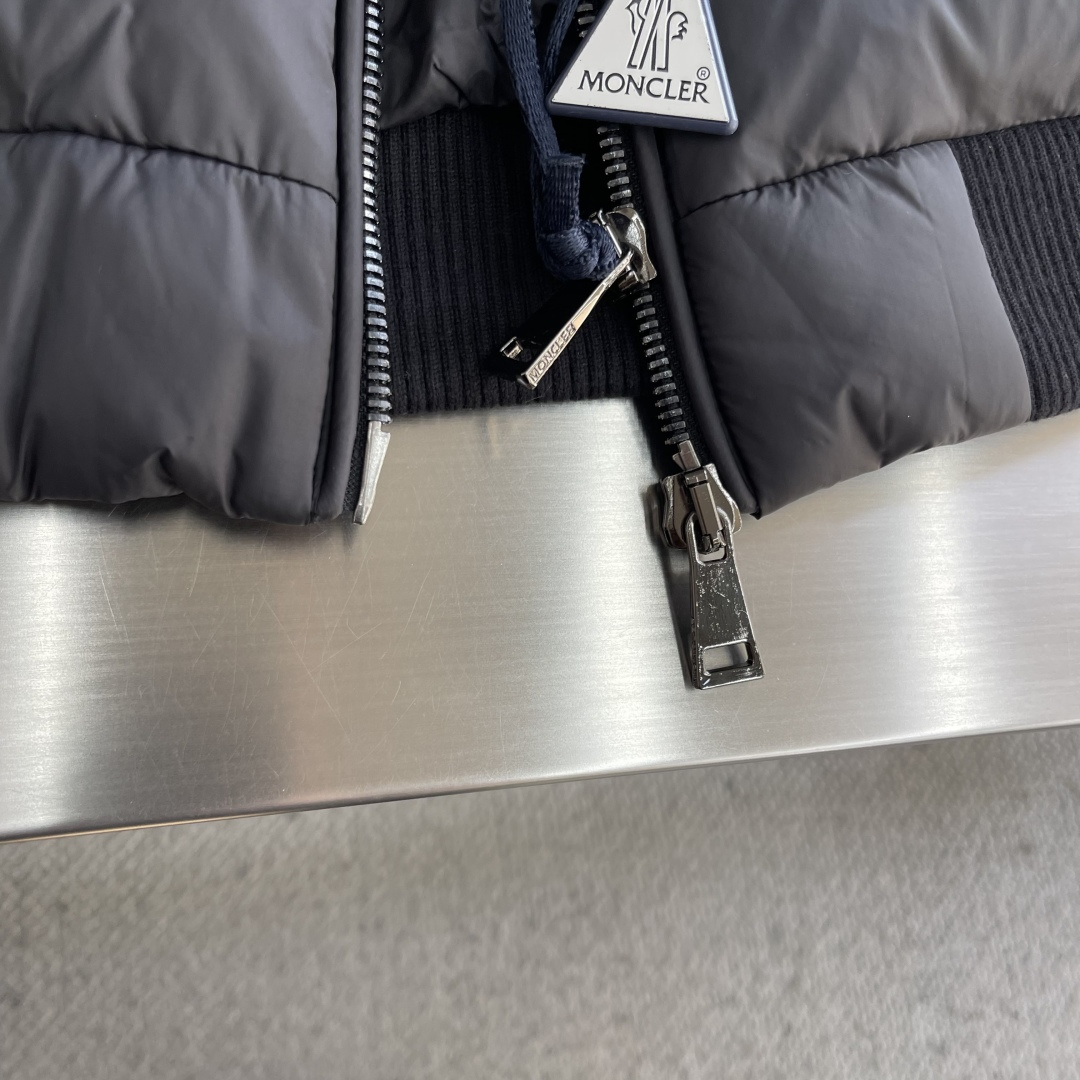 -mon 背后、手臂针织拼接连帽羽绒服，简约而颇具时尚的设计， 袖臂压花徽章Logo标，前后双料拼接，后