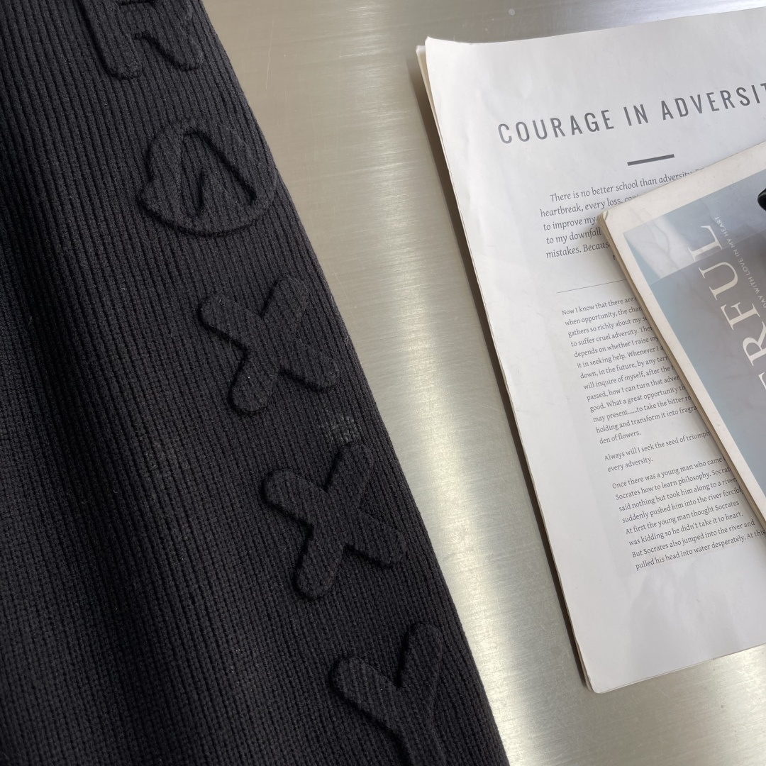 -mon 背后、手臂针织拼接连帽羽绒服，简约而颇具时尚的设计， 袖臂压花徽章Logo标，前后双料拼接，后