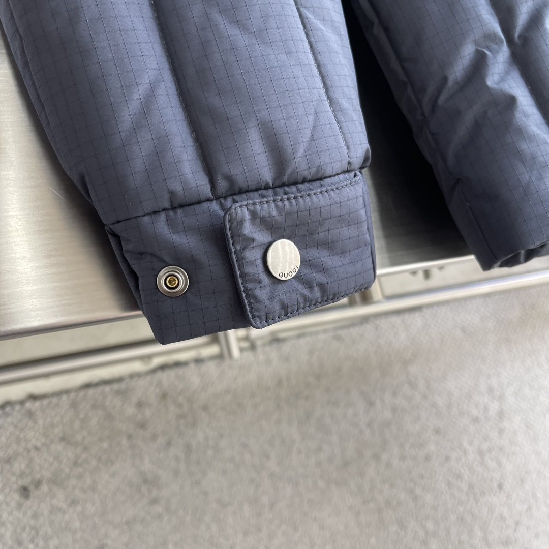 -GUCC 25年冬季新款羽绒服进口专业充绒设备精准分配克重，新国标90白鸭绒每格羽绒蓬松度均匀，为整体