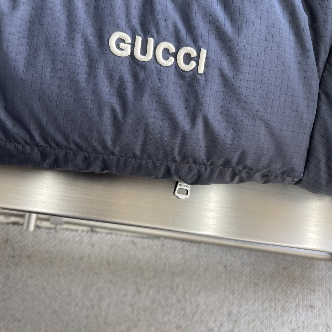 -GUCC 25年冬季新款羽绒服进口专业充绒设备精准分配克重，新国标90白鸭绒每格羽绒蓬松度均匀，为整体