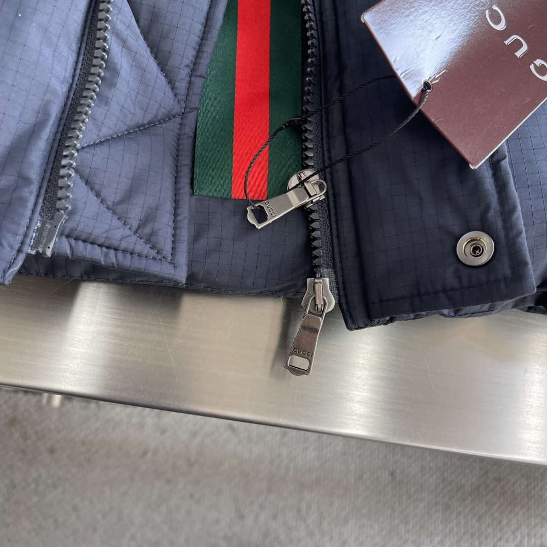 -GUCC 25年冬季新款羽绒服进口专业充绒设备精准分配克重，新国标90白鸭绒每格羽绒蓬松度均匀，为整体