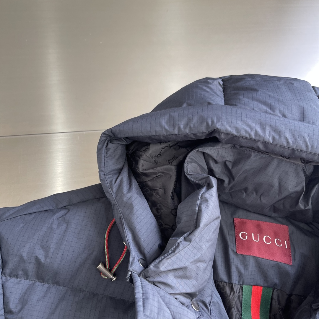 -GUCC 25年冬季新款羽绒服进口专业充绒设备精准分配克重，新国标90白鸭绒每格羽绒蓬松度均匀，为整体