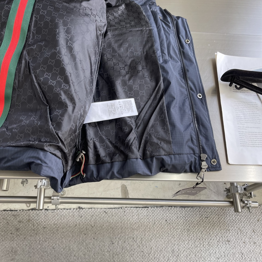 -GUCC 25年冬季新款羽绒服进口专业充绒设备精准分配克重，新国标90白鸭绒每格羽绒蓬松度均匀，为整体