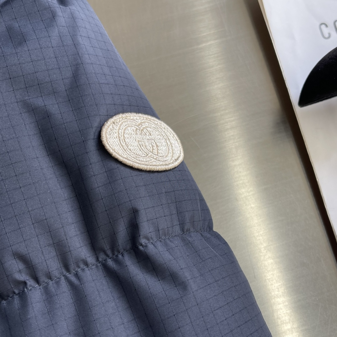 -GUCC 25年冬季新款羽绒服进口专业充绒设备精准分配克重，新国标90白鸭绒每格羽绒蓬松度均匀，为整体