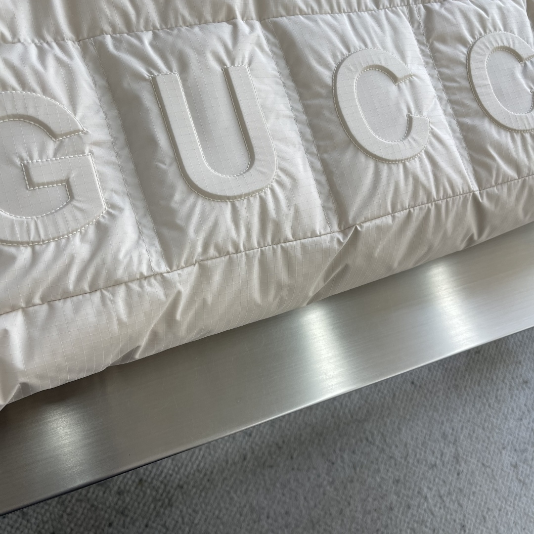 -GUCC 25年冬季新款羽绒服进口专业充绒设备精准分配克重，新国标90白鸭绒每格羽绒蓬松度均匀，为整体