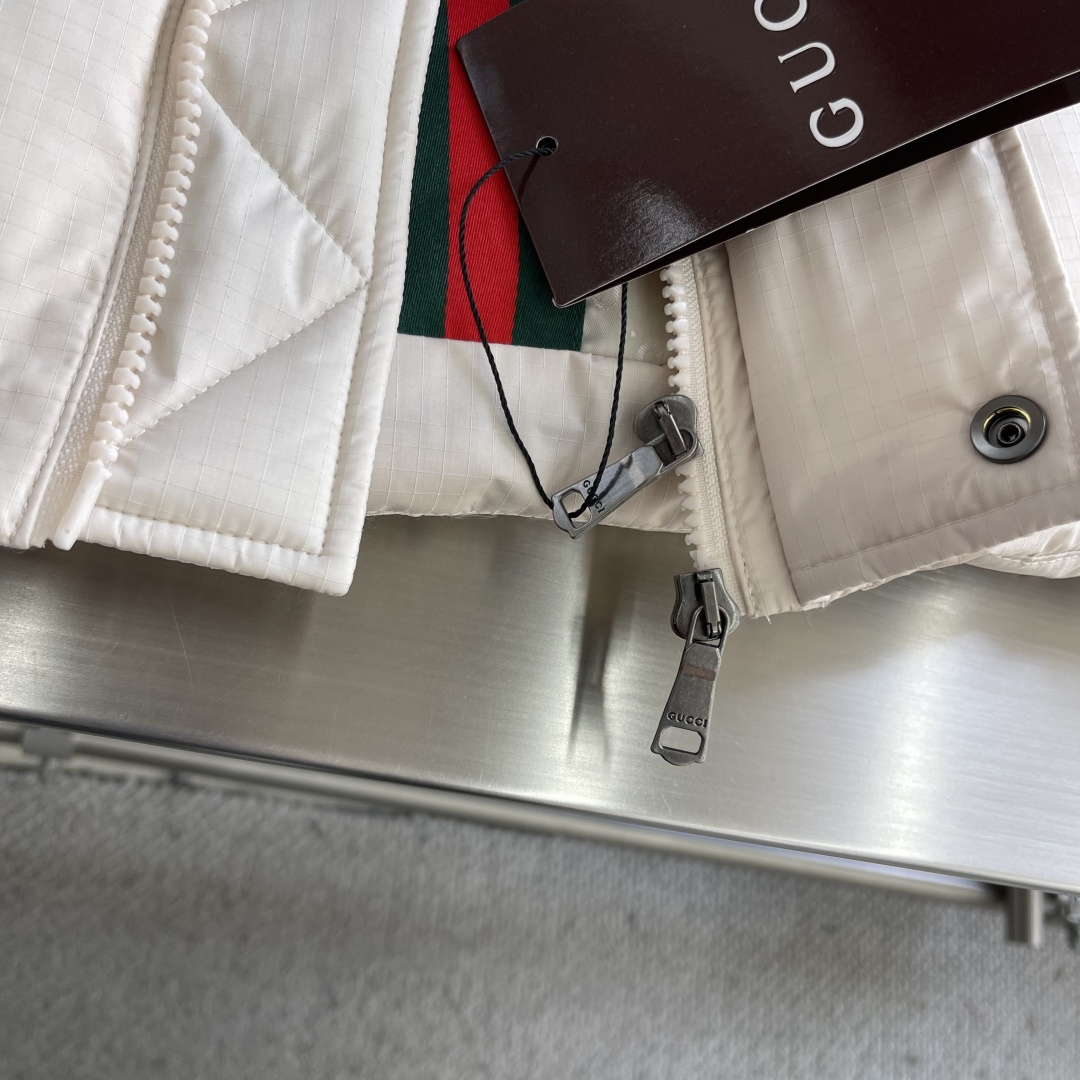 -GUCC 25年冬季新款羽绒服进口专业充绒设备精准分配克重，新国标90白鸭绒每格羽绒蓬松度均匀，为整体