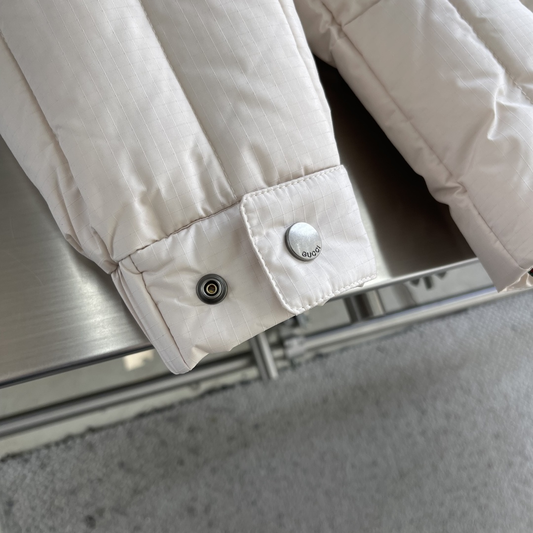 -GUCC 25年冬季新款羽绒服进口专业充绒设备精准分配克重，新国标90白鸭绒每格羽绒蓬松度均匀，为整体