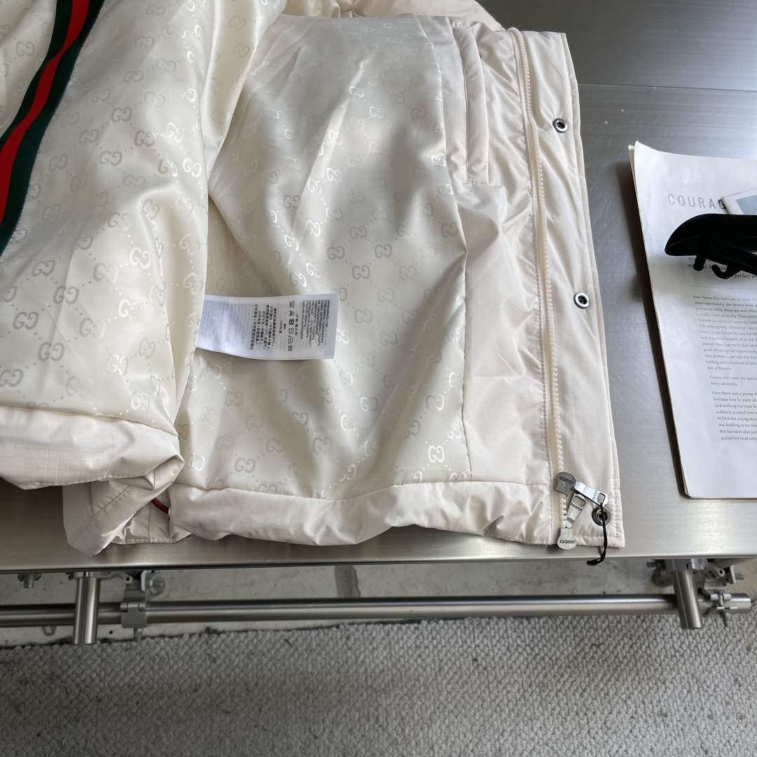 -GUCC 25年冬季新款羽绒服进口专业充绒设备精准分配克重，新国标90白鸭绒每格羽绒蓬松度均匀，为整体