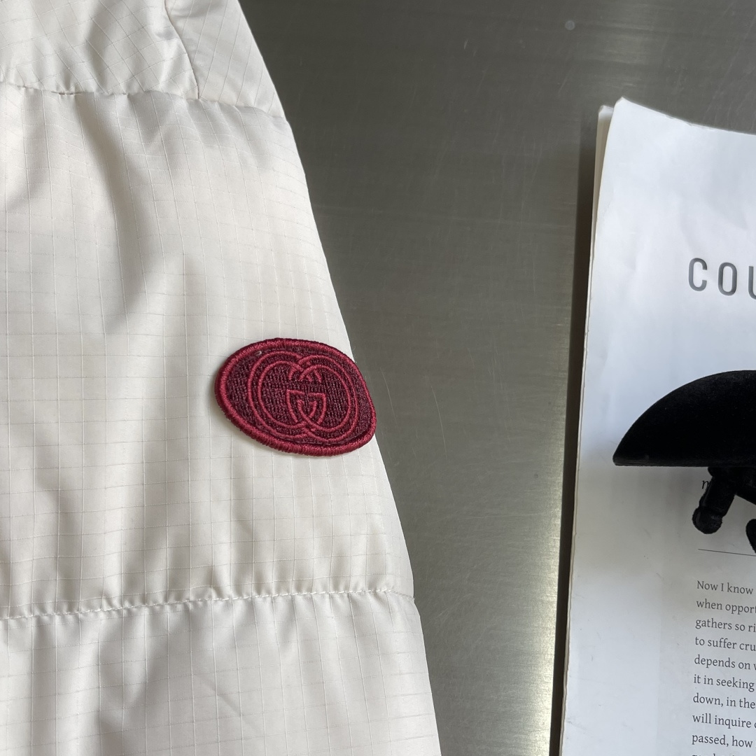 -GUCC 25年冬季新款羽绒服进口专业充绒设备精准分配克重，新国标90白鸭绒每格羽绒蓬松度均匀，为整体