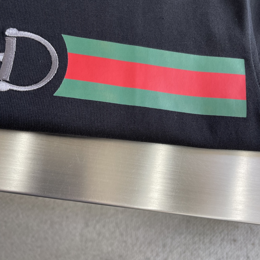 -GUCC 刺绣锁扣‼️短袖T恤GG这款饰刺绣针织棉T恤，采用380g高克重纯棉，柔软舒适，主调配红绿条