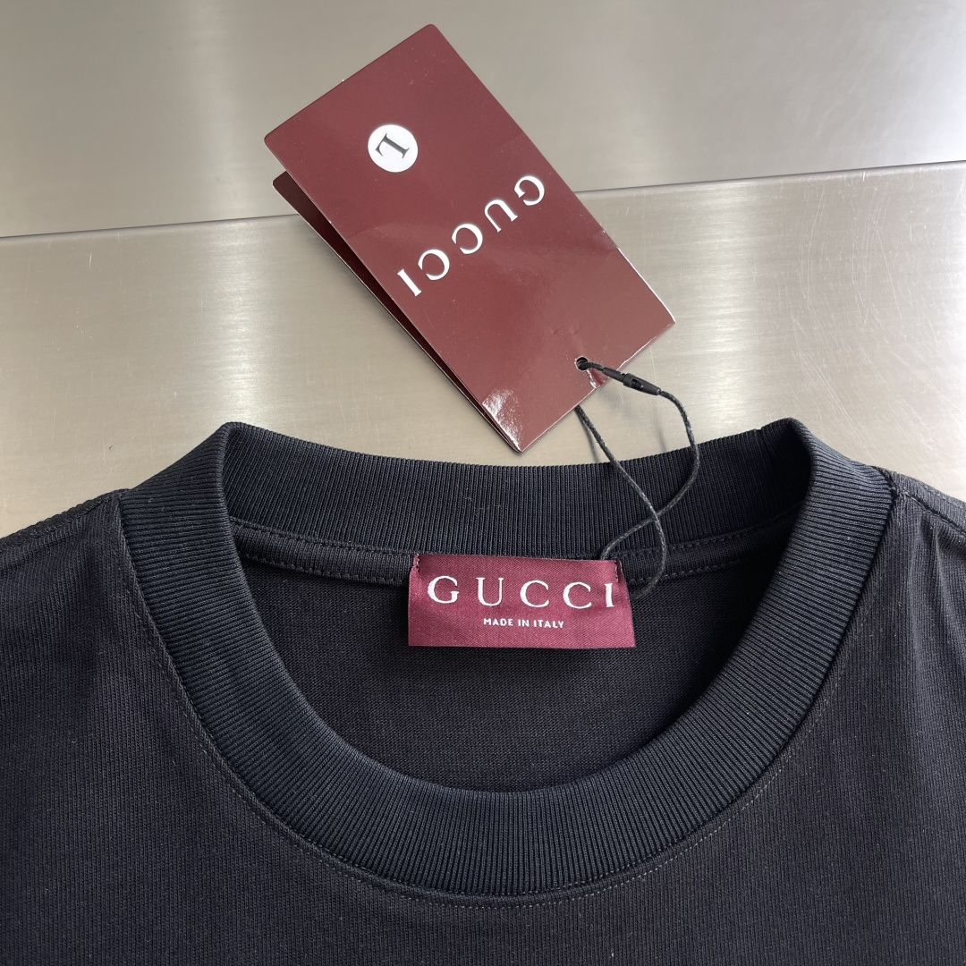 -GUCC 刺绣锁扣‼️短袖T恤GG这款饰刺绣针织棉T恤，采用380g高克重纯棉，柔软舒适，主调配红绿条