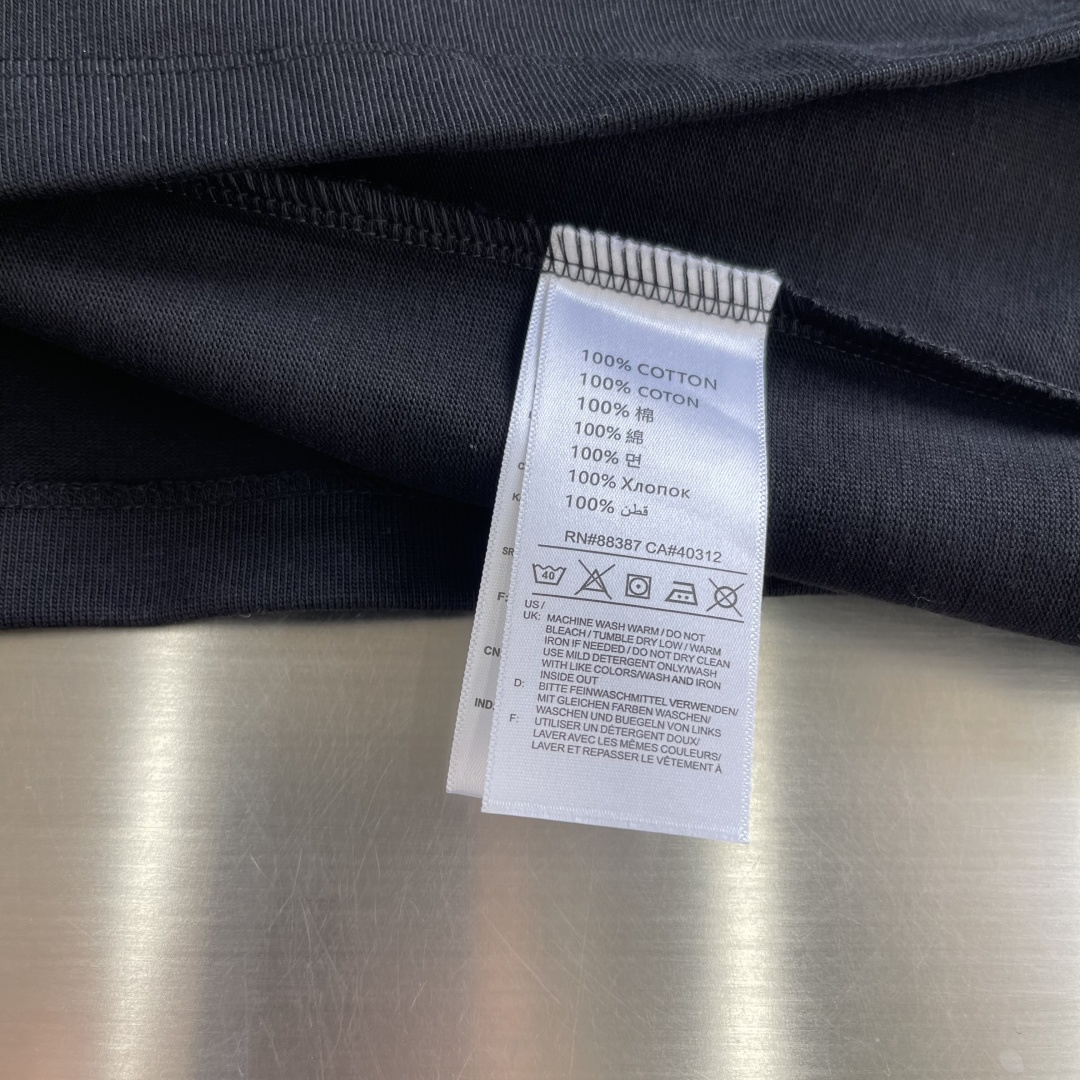 -GUCC 刺绣锁扣‼️短袖T恤GG这款饰刺绣针织棉T恤，采用380g高克重纯棉，柔软舒适，主调配红绿条