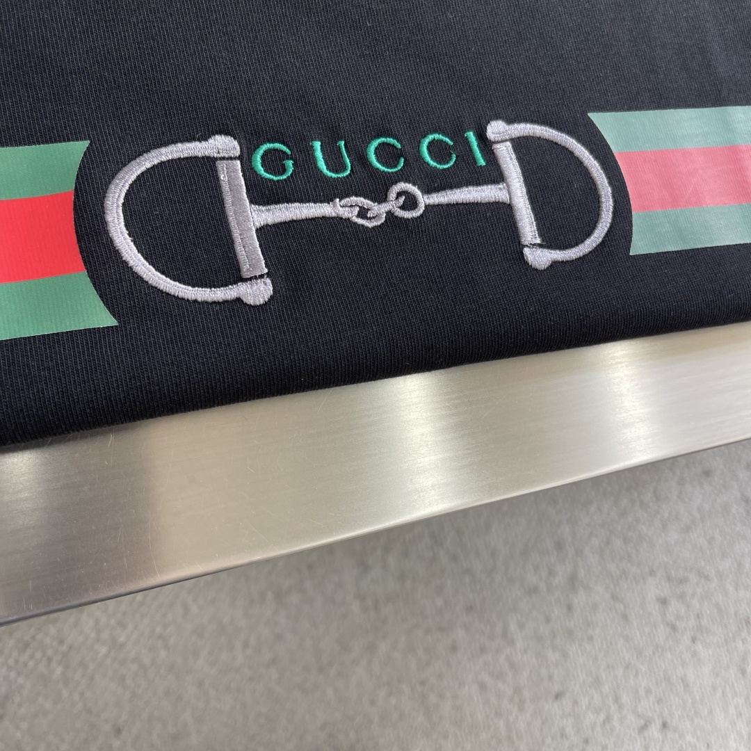 -GUCC 刺绣锁扣‼️短袖T恤GG这款饰刺绣针织棉T恤，采用380g高克重纯棉，柔软舒适，主调配红绿条