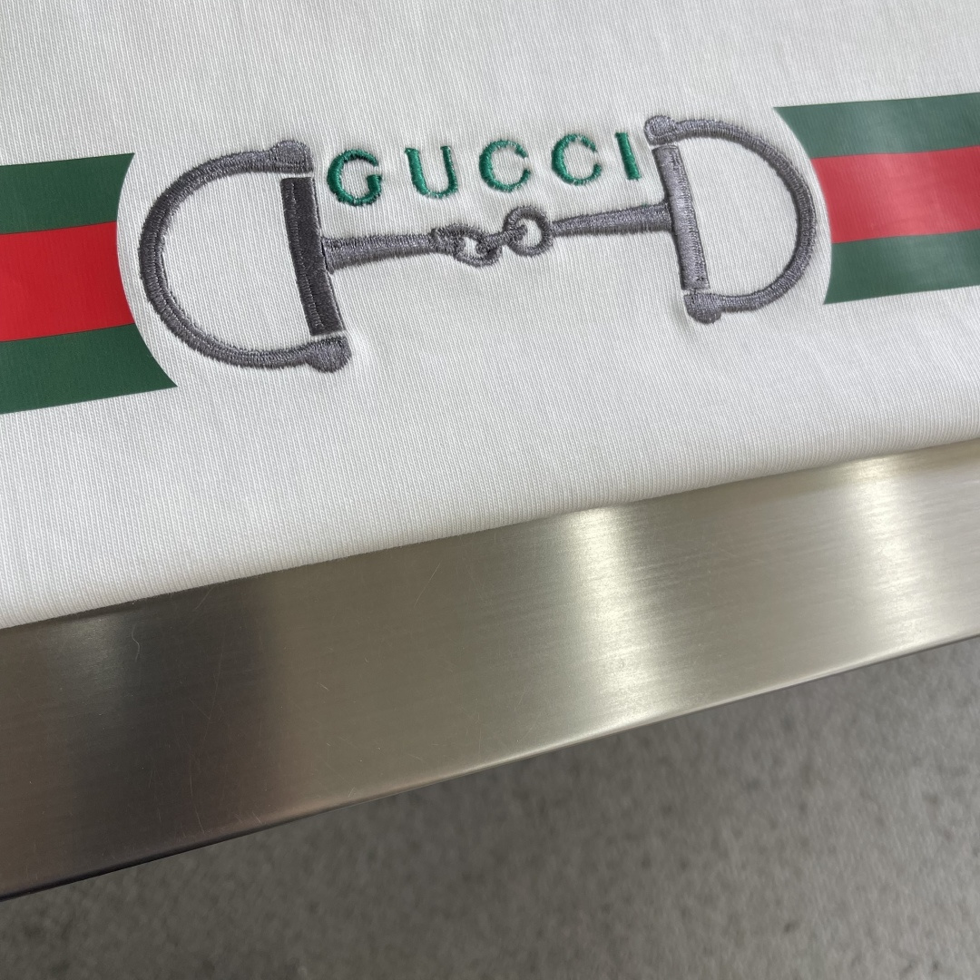 -GUCC 刺绣锁扣‼️短袖T恤GG这款饰刺绣针织棉T恤，采用380g高克重纯棉，柔软舒适，主调配红绿条