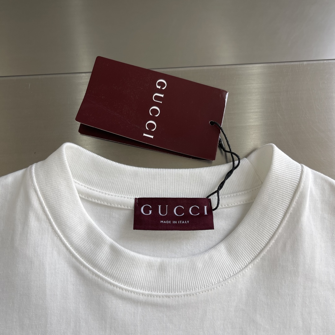 -GUCC 刺绣锁扣‼️短袖T恤GG这款饰刺绣针织棉T恤，采用380g高克重纯棉，柔软舒适，主调配红绿条