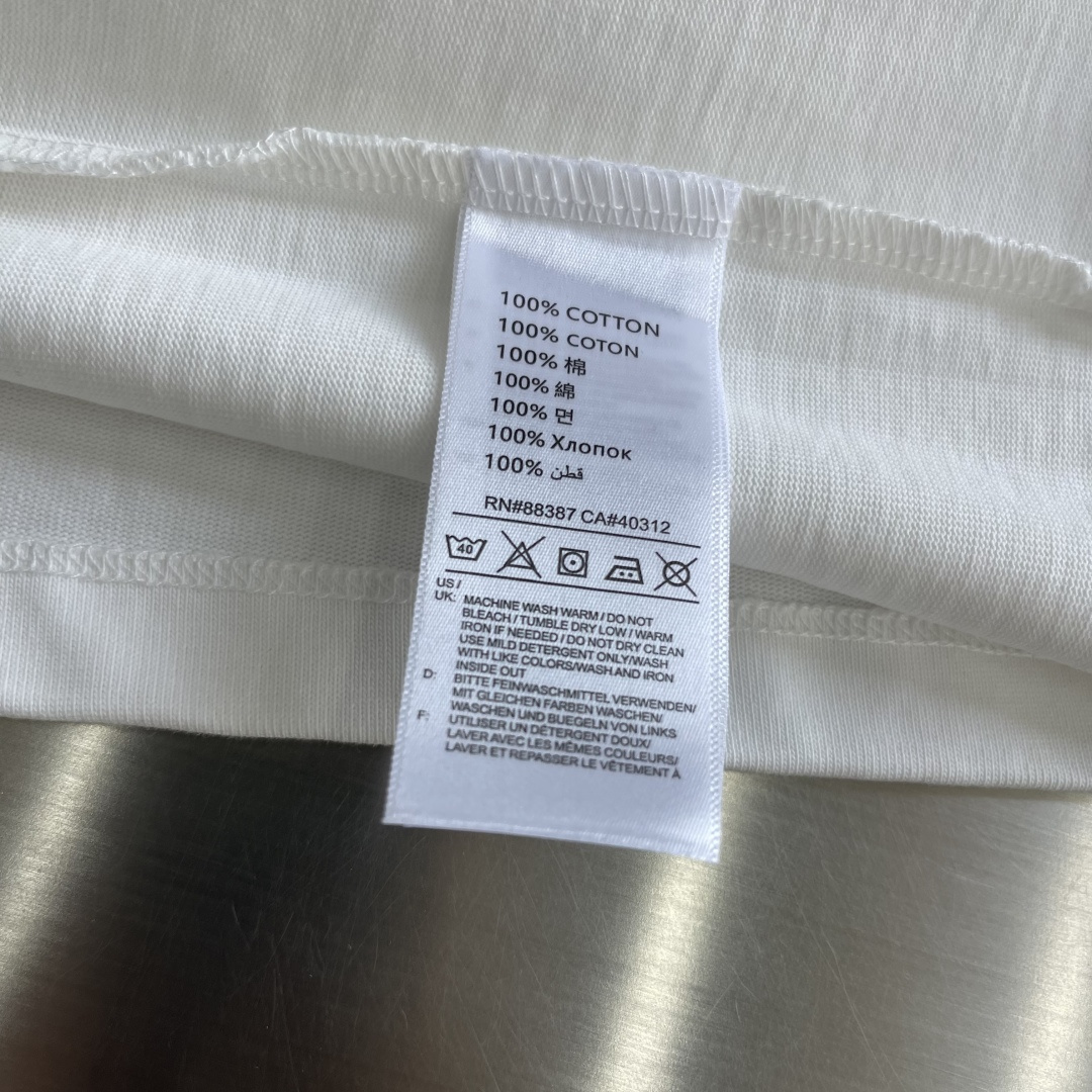 -GUCC 刺绣锁扣‼️短袖T恤GG这款饰刺绣针织棉T恤，采用380g高克重纯棉，柔软舒适，主调配红绿条