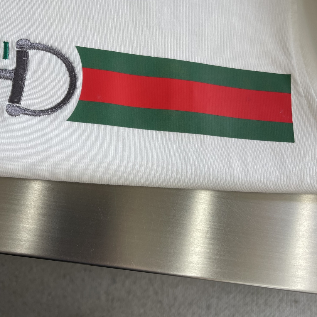 -GUCC 刺绣锁扣‼️短袖T恤GG这款饰刺绣针织棉T恤，采用380g高克重纯棉，柔软舒适，主调配红绿条