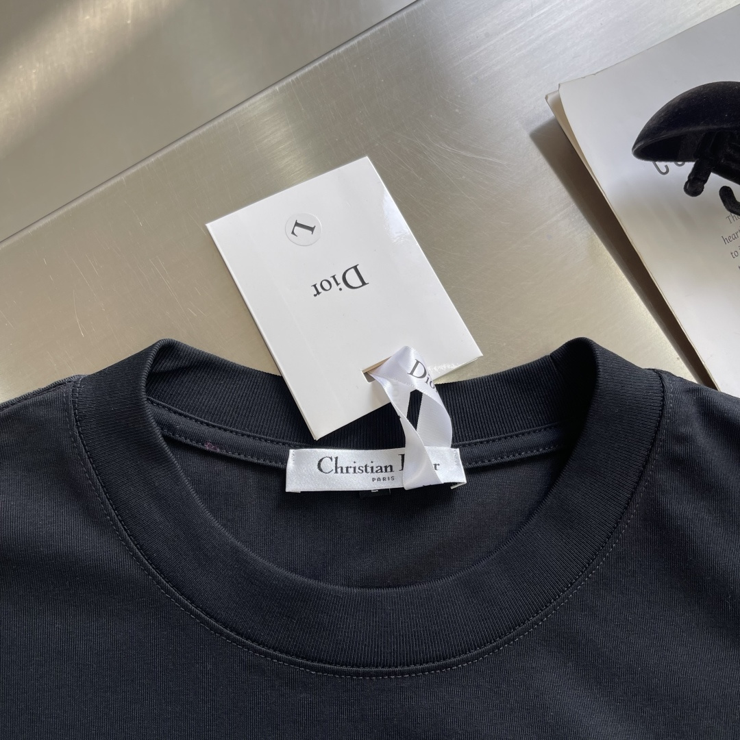 -Dio 经典CD‼️短袖T恤经典CD刺绣短袖T恤，主色+胸前CD Logo，简约又高级!面料采用280