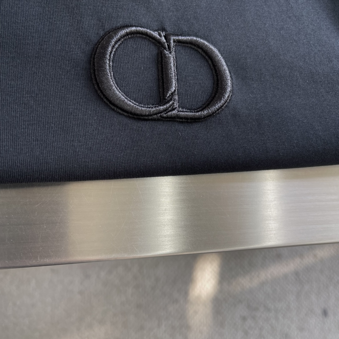 -Dio 经典CD‼️短袖T恤经典CD刺绣短袖T恤，主色+胸前CD Logo，简约又高级!面料采用280