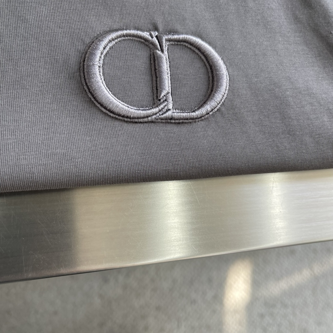 -Dio 经典CD‼️短袖T恤经典CD刺绣短袖T恤，主色+胸前CD Logo，简约又高级!面料采用280