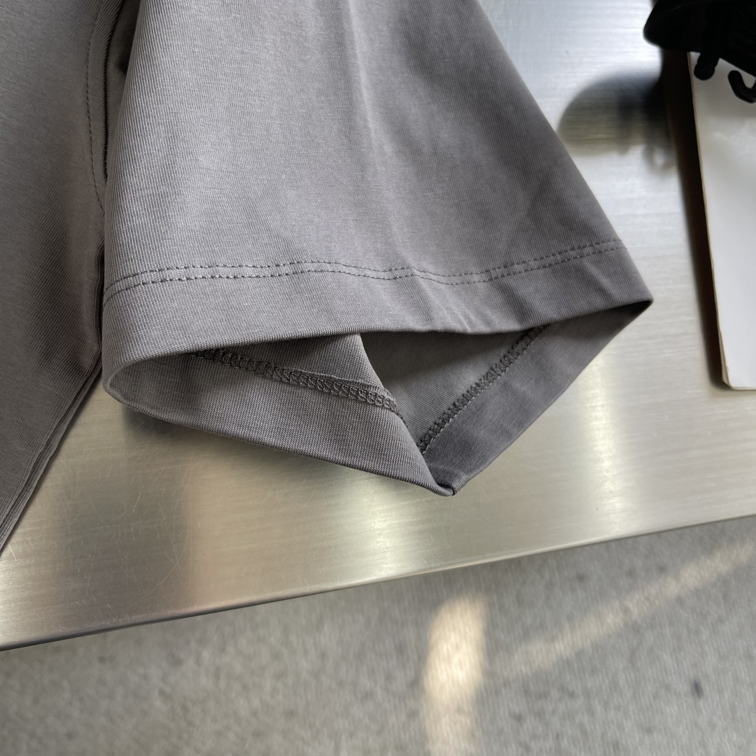 -Dio 经典CD‼️短袖T恤经典CD刺绣短袖T恤，主色+胸前CD Logo，简约又高级!面料采用280