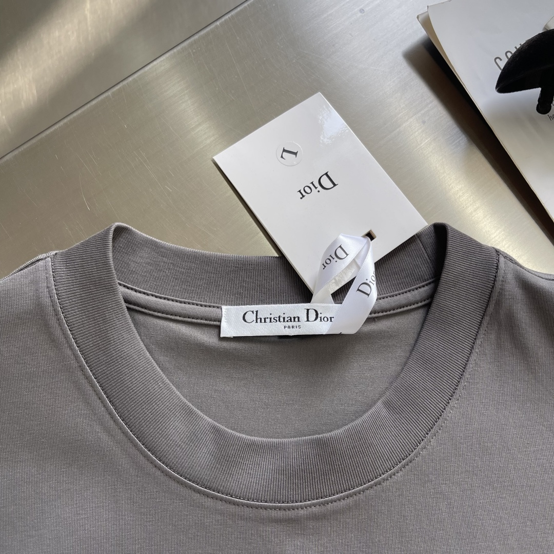 -Dio 经典CD‼️短袖T恤经典CD刺绣短袖T恤，主色+胸前CD Logo，简约又高级!面料采用280