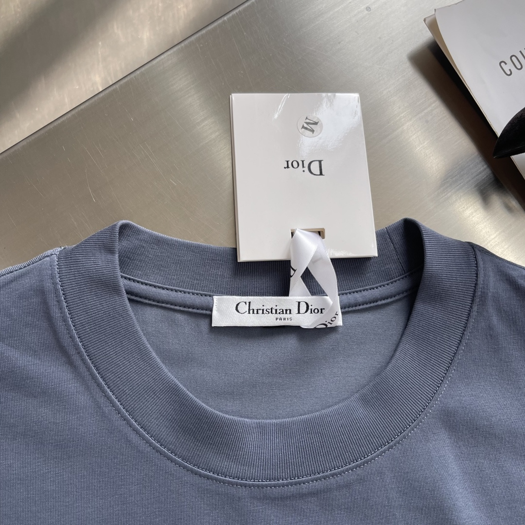 -Dio 经典CD‼️短袖T恤经典CD刺绣短袖T恤，主色+胸前CD Logo，简约又高级!面料采用280