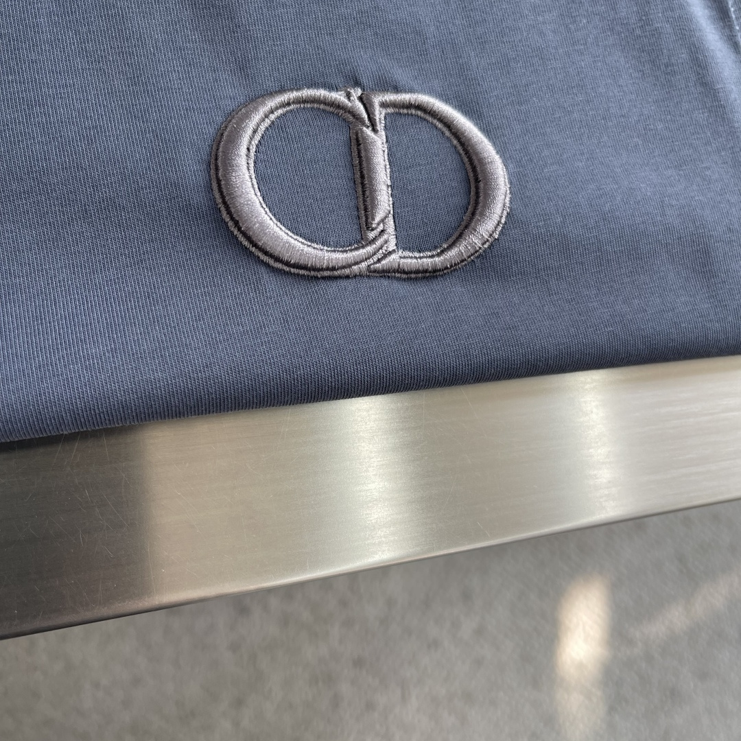 -Dio 经典CD‼️短袖T恤经典CD刺绣短袖T恤，主色+胸前CD Logo，简约又高级!面料采用280