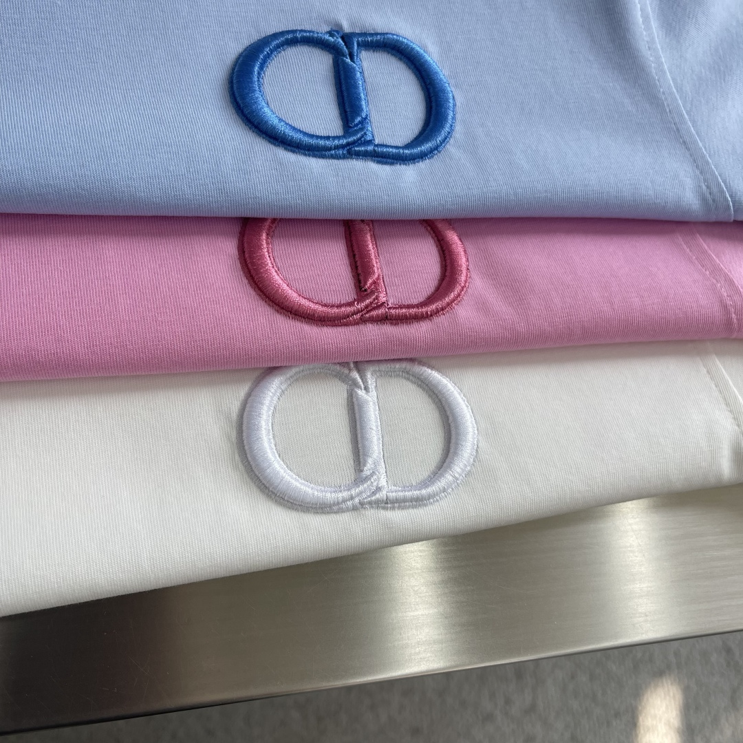 -Dio 经典CD‼️短袖T恤经典CD刺绣短袖T恤，主色+胸前CD Logo，简约又高级!面料采用280