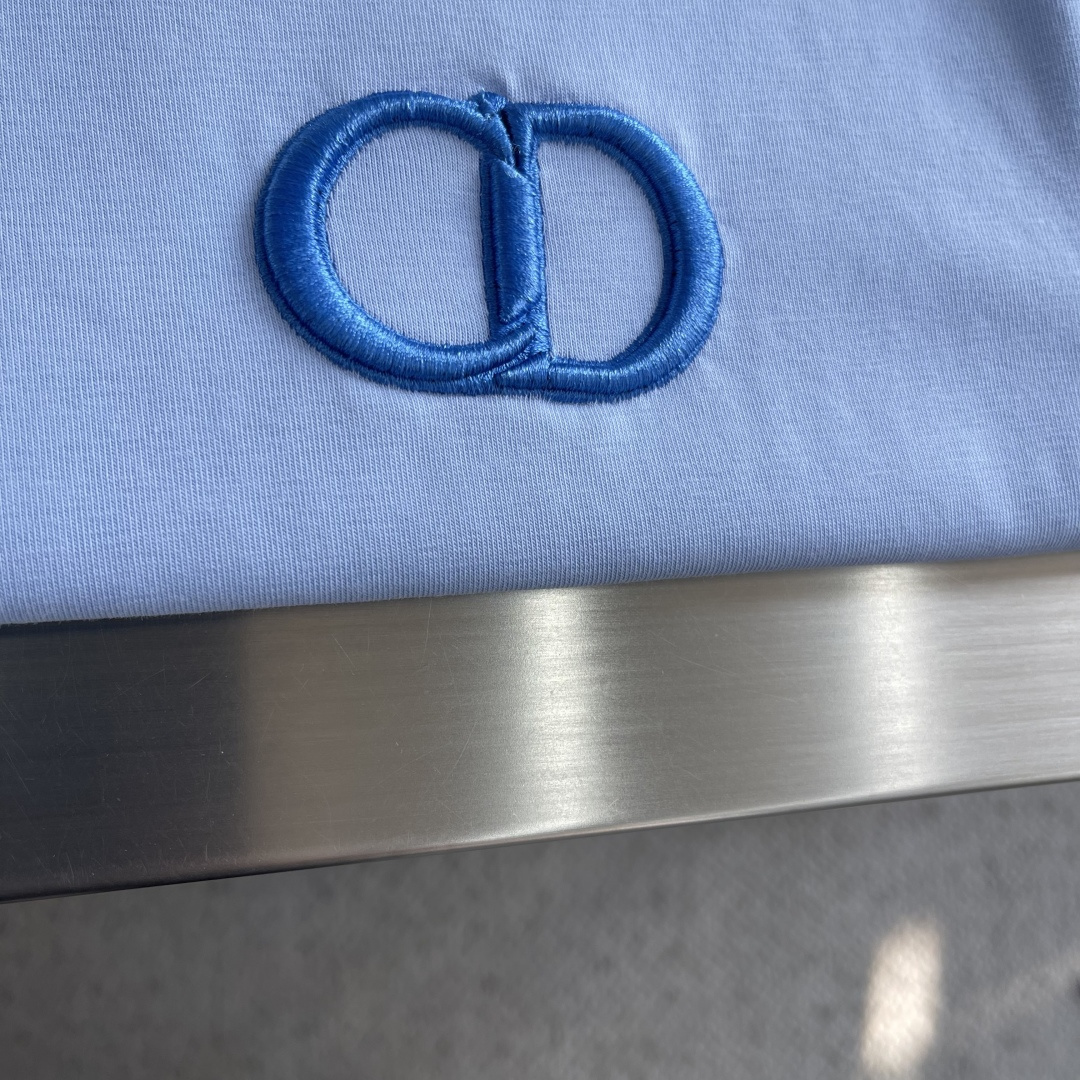 -Dio 经典CD‼️短袖T恤经典CD刺绣短袖T恤，主色+胸前CD Logo，简约又高级!面料采用280