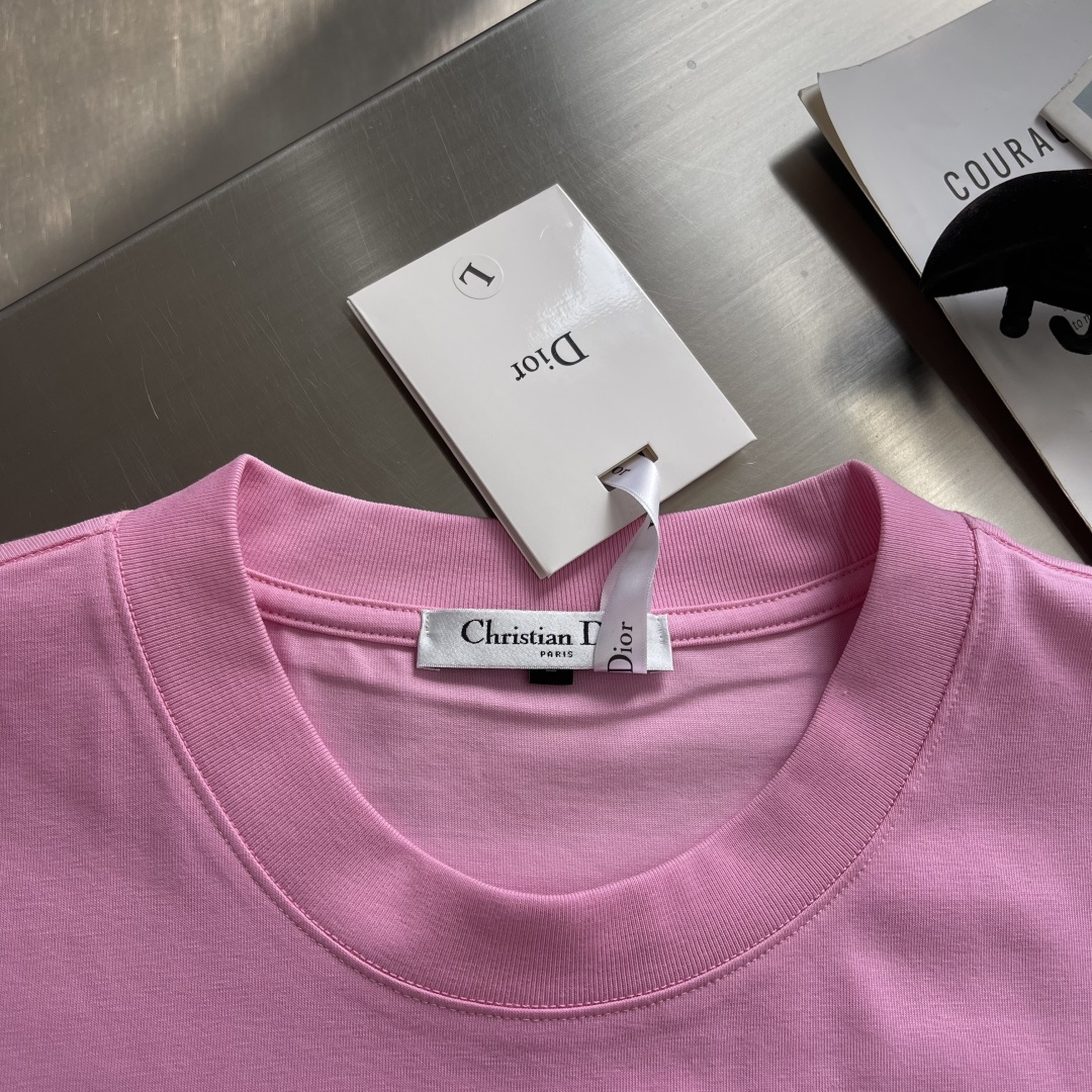 -Dio 经典CD‼️短袖T恤经典CD刺绣短袖T恤，主色+胸前CD Logo，简约又高级!面料采用280