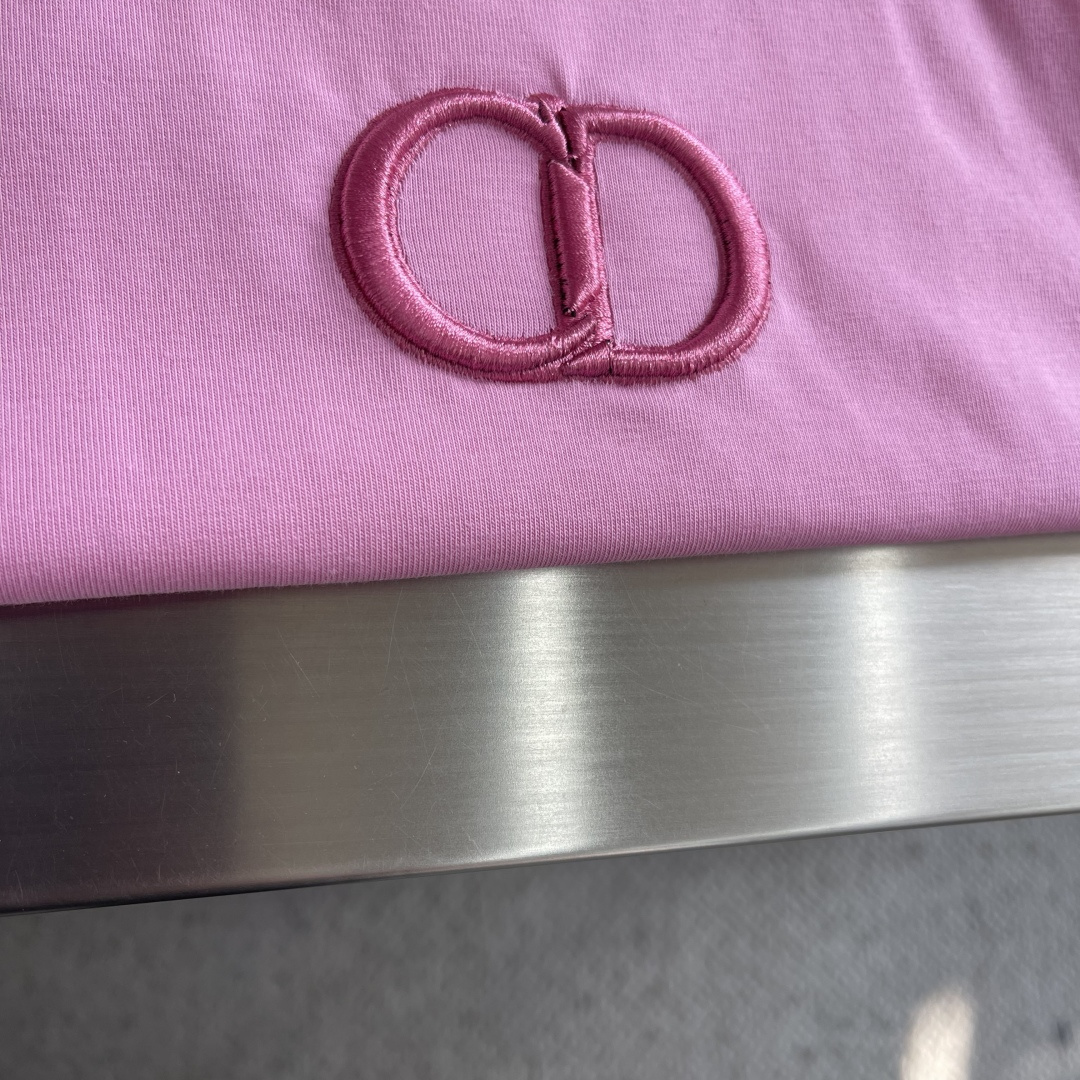 -Dio 经典CD‼️短袖T恤经典CD刺绣短袖T恤，主色+胸前CD Logo，简约又高级!面料采用280