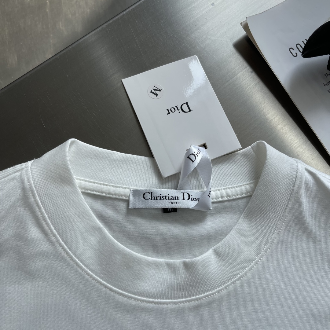 -Dio 经典CD‼️短袖T恤经典CD刺绣短袖T恤，主色+胸前CD Logo，简约又高级!面料采用280