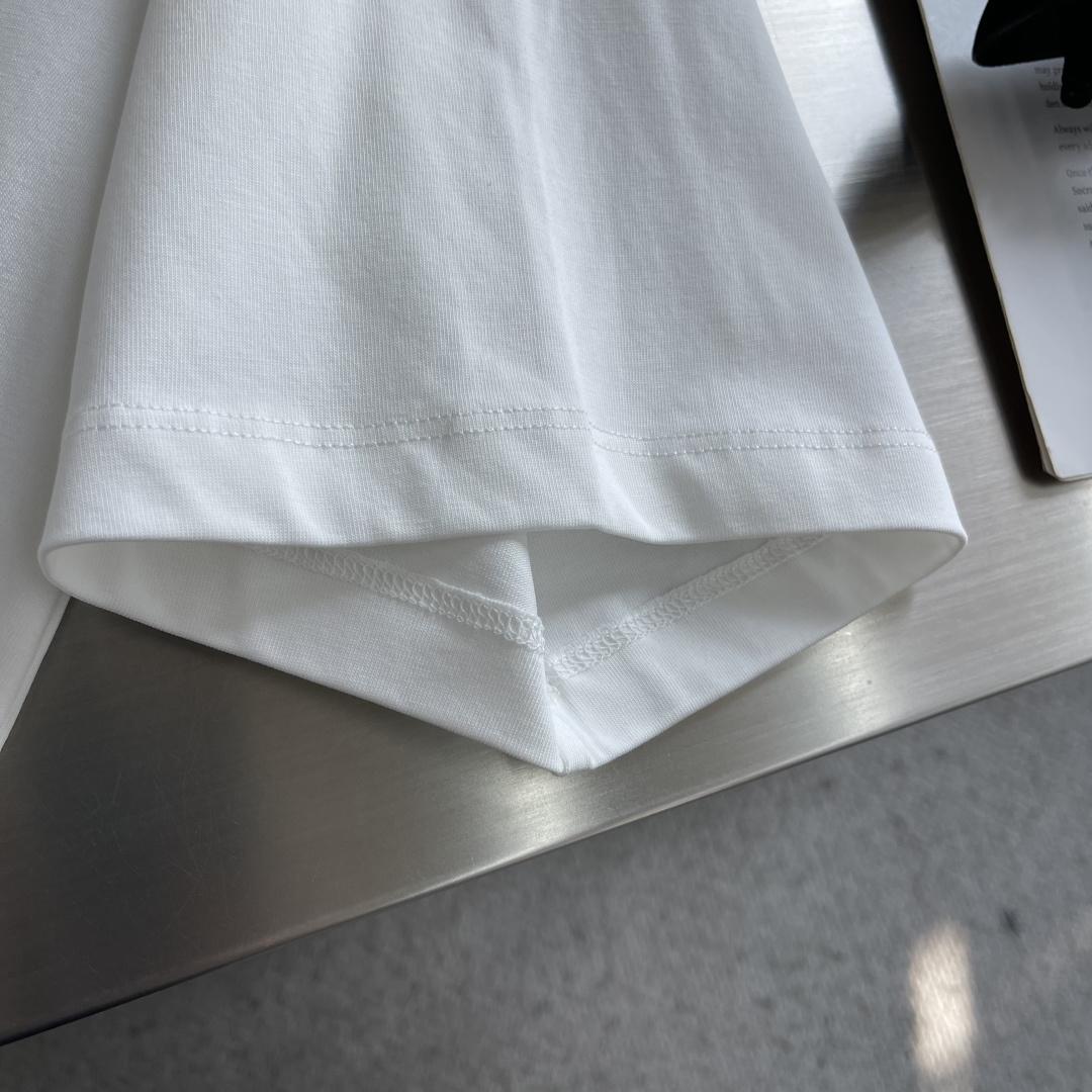 -Dio 经典CD‼️短袖T恤经典CD刺绣短袖T恤，主色+胸前CD Logo，简约又高级!面料采用280