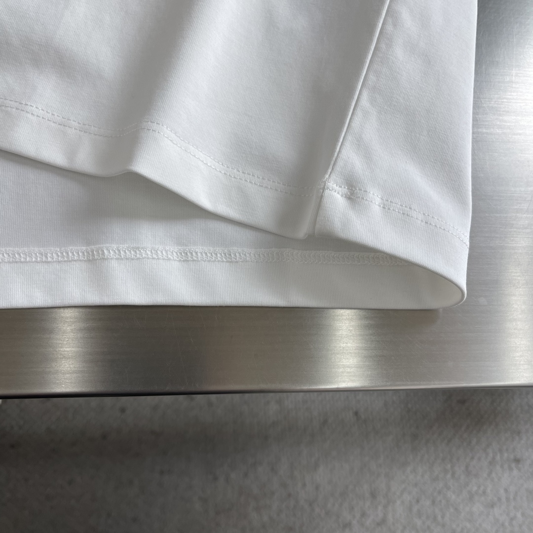 -Dio 经典CD‼️短袖T恤经典CD刺绣短袖T恤，主色+胸前CD Logo，简约又高级!面料采用280