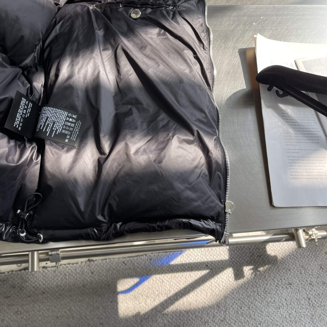 -PRAD 新款尼龙羽绒服金属小标羽绒服。采用re-nylon再生尼龙打造，现代设计风格,和廓形相得益彰