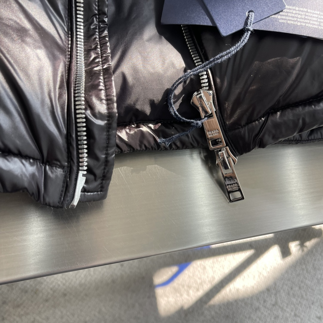 -PRAD 新款尼龙羽绒服金属小标羽绒服。采用re-nylon再生尼龙打造，现代设计风格,和廓形相得益彰