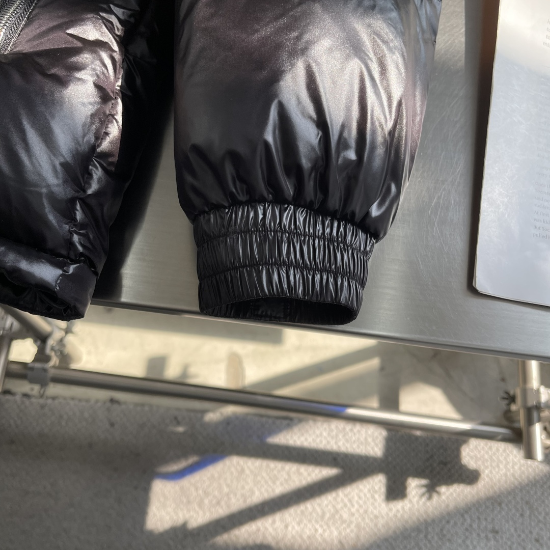 -PRAD 新款尼龙羽绒服金属小标羽绒服。采用re-nylon再生尼龙打造，现代设计风格,和廓形相得益彰