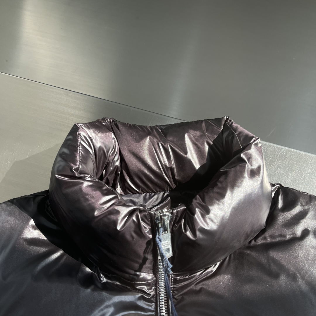 -PRAD 新款尼龙羽绒服金属小标羽绒服。采用re-nylon再生尼龙打造，现代设计风格,和廓形相得益彰