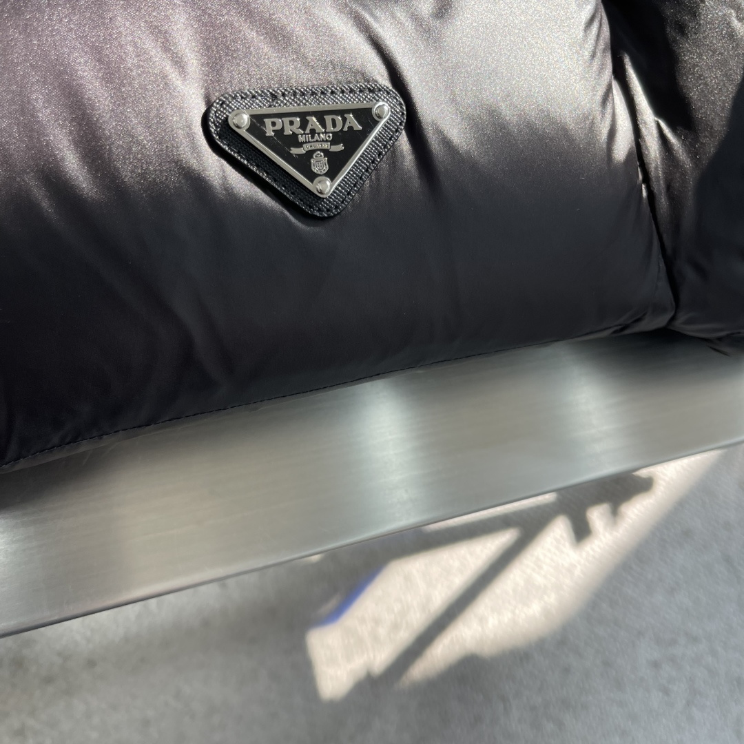 -PRAD 新款尼龙羽绒服金属小标羽绒服。采用re-nylon再生尼龙打造，现代设计风格,和廓形相得益彰