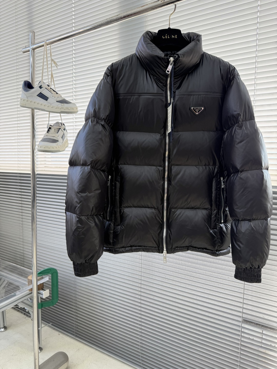 -PRAD 新款尼龙羽绒服金属小标羽绒服。采用re-nylon再生尼龙打造，现代设计风格,和廓形相得益彰