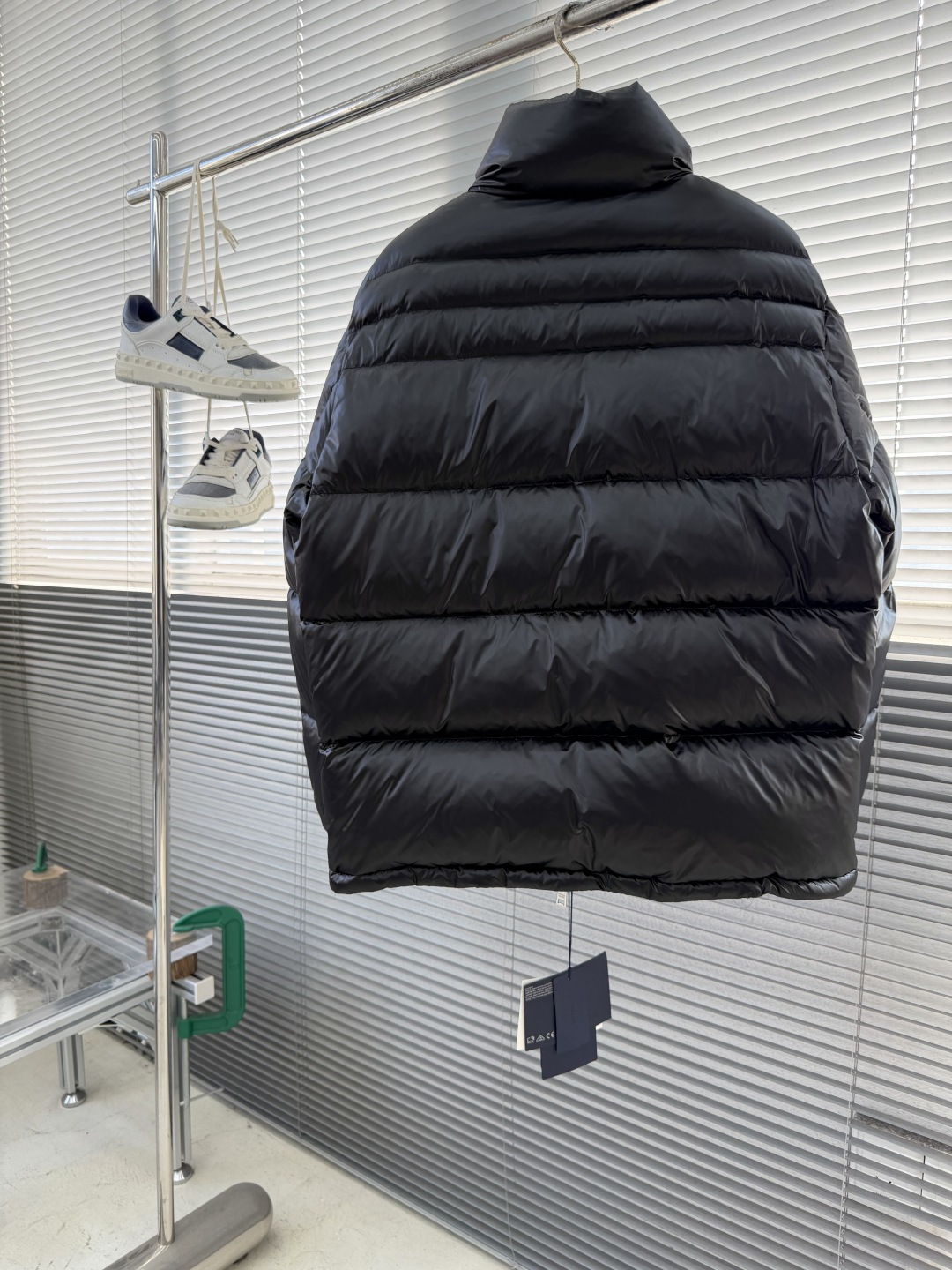 -PRAD 新款尼龙羽绒服金属小标羽绒服。采用re-nylon再生尼龙打造，现代设计风格,和廓形相得益彰